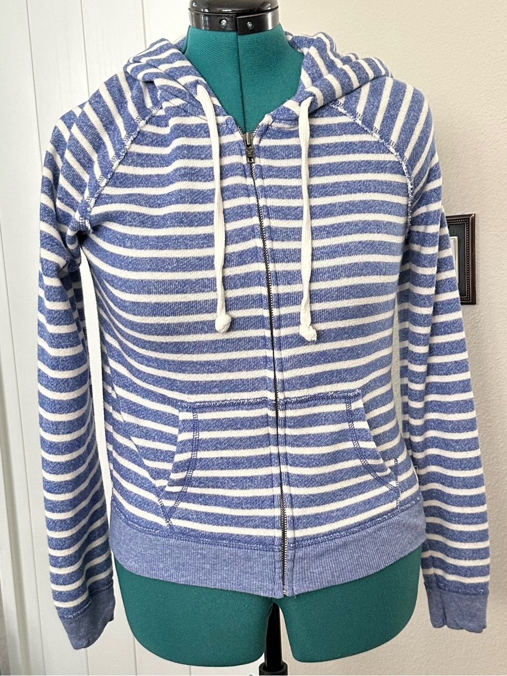 🌊American Eagle Outfitters Blue & White Striped Zip-Up Hoodie, size L🐳